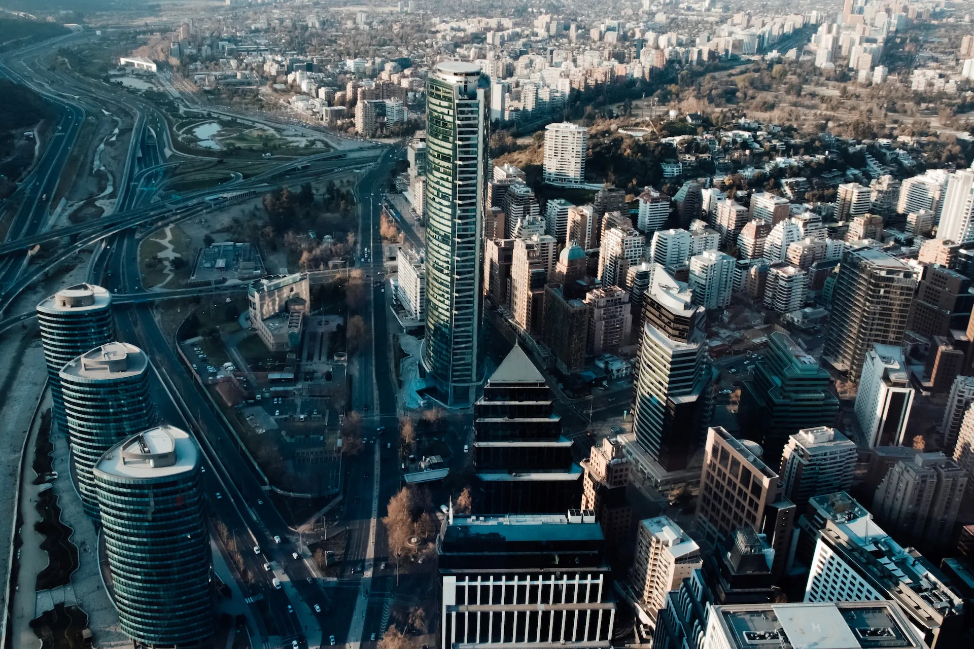 Flygfoto över Santiago, Chiles huvudstad, med höghus och bergen i bakgrunden